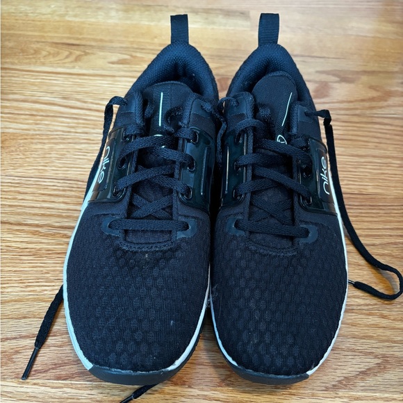 Black Nike tennis shoes - Picture 2 of 4